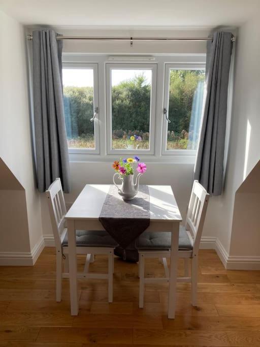 The Hideaway - Village Retreat With Woodland Views Smeeth Esterno foto