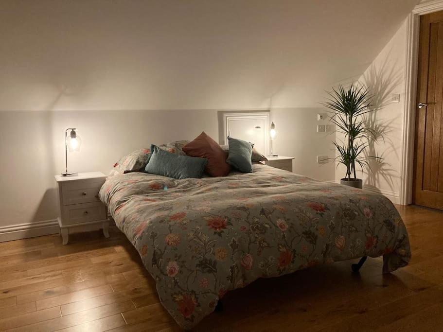 The Hideaway - Village Retreat With Woodland Views Smeeth Esterno foto