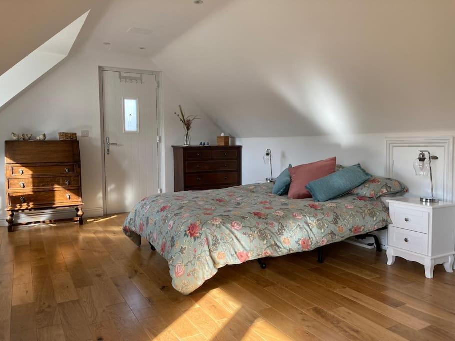 The Hideaway - Village Retreat With Woodland Views Smeeth Esterno foto